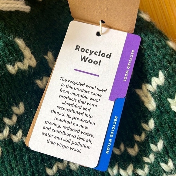 Brand New Patagonia Women's Snowbelle Beanie Wool Pom Hat Evergreen Flakes - Picture 7 of 14